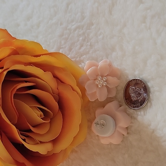 FASHION PINK FLOWER 🌸 EARRINGS WITH FAUX PEARL - Picture 4 of 5